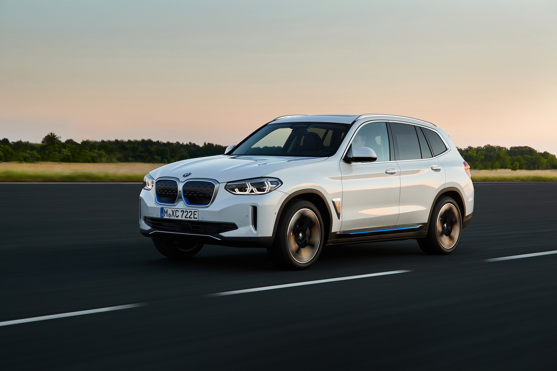 بي إم دبليو iX3 أول سيارة SUV كهربائية من هذه الشركة العريقة – ألبوم صور وفيديو
